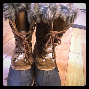 KHOMBU size 7 ALLIE winter boots.